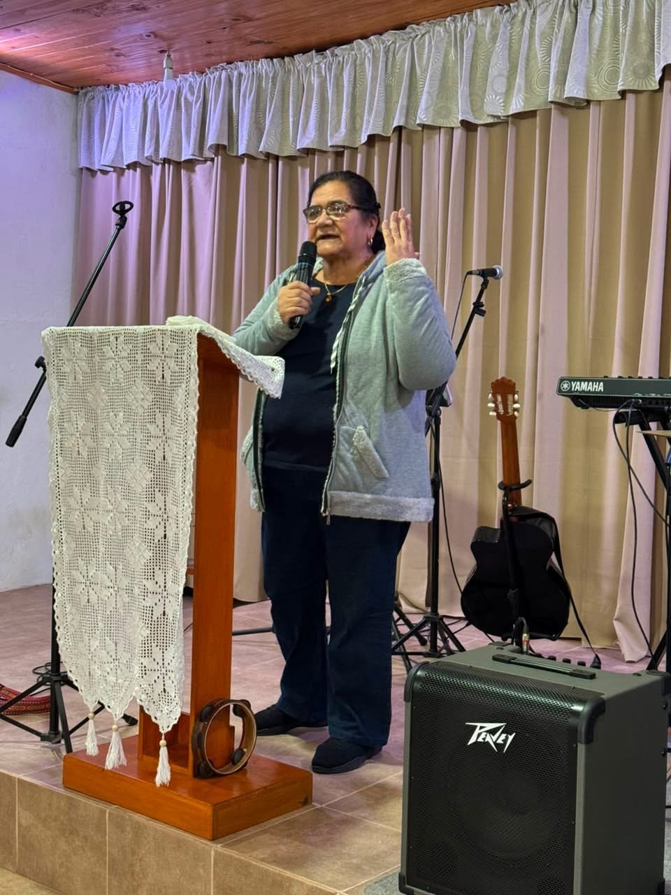 La pastora María predicando